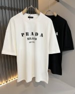 prad*A普*达2025春夏新款男女同款短袖T恤，最新款全网独家首上！！~既经典有时尚百搭，谁不爱啊，将经典再次展现，非常的耐看，自带低奢光环与辨识度！Pr*