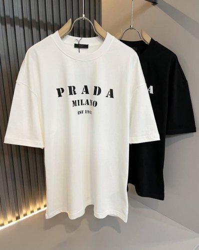 prad*A普*达2025春夏新款男女同款短袖T恤，最新款全网独家首上！！~既经典有时尚百搭，谁不爱啊，将经典再次展现，非常的耐看，自带低奢光环与辨识度！Pr*