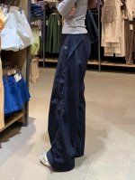 Lululemon 藏蓝美式工装神裤｜解锁夏日慵懒运动美学 当城市热浪邂逅美式复古工装基因， 这条藏蓝色阔腿神裤， 就是你对抗高温的时尚秘密武器。 设计核爆点