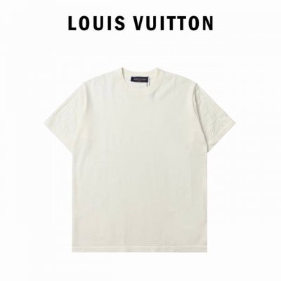 louis Vuitton 双袖提花短袖T恤 简约的纯色，高级又百搭。但最绝的还是它的针织提花设计，Lv经典元素以精致提花工艺呈现在短袖上，细节处尽显奢华质感，