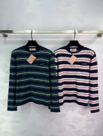 Miu*Iu 25Ss早春新款 徽标字母口袋条纹针织圆领长袖丨胸前徽标字母设计 在整体的休闲氛围中增添设计感 时髦感十足 男友风廓形版型上身无束缚感 百搭不挑人