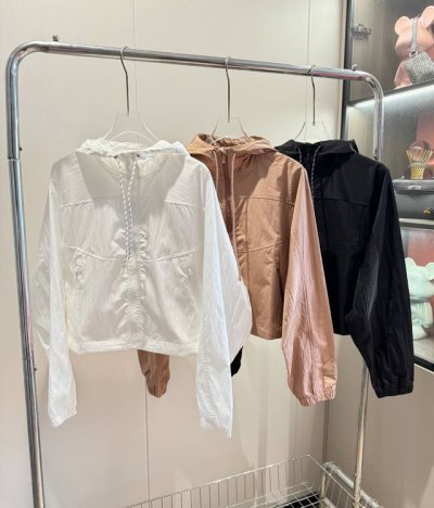 价格P： 品名：Lululemo* Lightweight Cropped Jacket短款宽松廓形夹克防晒冲锋衣外套 尺码：4码 6吗 8码 10码 颜色：粉