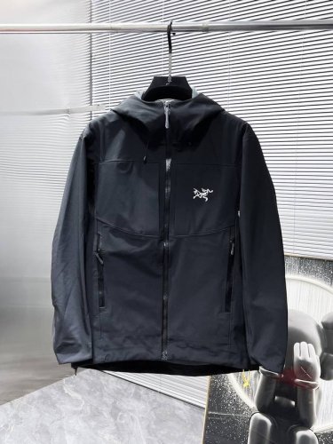 X.CostumeNew Arrivals公司 Arc’Teryx ｜Gamms Mx 软壳冲锋衣 工艺说明：采用定制客供面料，户外运动梭织防风速干透气软壳 版型立体裁剪，全身多处