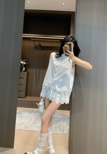 上新 Celin* 赛琳 独家爆款上新 下摆拼接蕾丝衬衣裙 定制原版五金 高品质 时髦感衬衫 日常高颜值出街必备单品 在视觉感上休闲肩线 显的脸小头小 同时又很