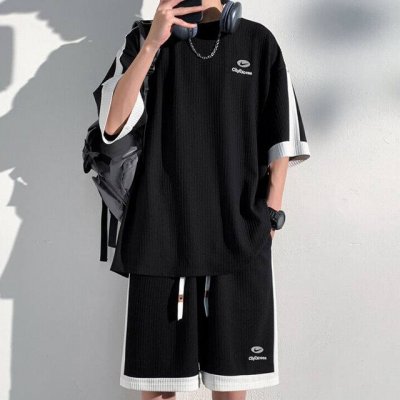 Nike 耐克海外限定夏季短袖套装 上衣 裤子 不拆卖 男女同款 一款流行酷酷的穿搭 休闲舒适宽松的版型 整体设计比较简约 没有过多的点缀 很耐看 休闲潮搭 非