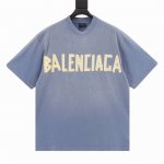 balenciaga巴黎世家 胶带短袖 原版衣服都是做过喷马骝工艺 买现成布颜色会不均匀 出现一条一条很明显的痕迹 印花细节比较多需要一点点抠 从打色到上肤面浆