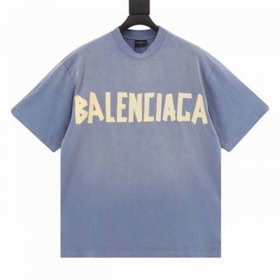 balenciaga巴黎世家 胶带短袖 原版衣服都是做过喷马骝工艺 买现成布颜色会不均匀 出现一条一条很明显的痕迹 印花细节比较多需要一点点抠 从打色到上肤面浆