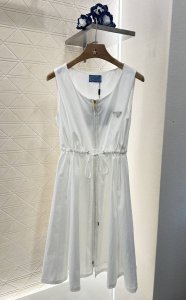 prad*2025新品上架 抽绳工装背心裙 定制Yb进口棉纶材质 质感轻薄 舒适透气 拉链开襟抽绳背心裙 宽松舒适可调节 腰间抽绳吸睛满分 轻松划分上短下长好比