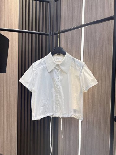 玛吉拉2025 上新推荐 玛吉拉撞色领设计感短袖衬衫 春夏穿搭必入单品撞色领口+下摆抽绳设计，打破常规更显时髦感优质棉质面料，透气舒适不扎肤；宽松版型不挑身材，