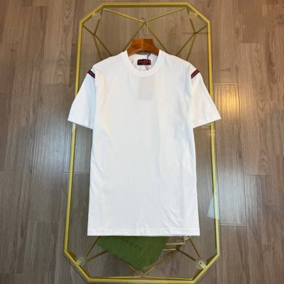 对标专柜★过验版本★Gucci古驰Ss25春夏新款织带刺绣短袖 定制绵柔光泽平纹绸 质感卓越 舒适贴肤 白色基底 纯净高雅 标志性Gucci刺绣点缀胸前 肩部红