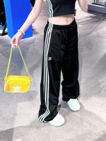 新款 上新 Adidas Aw25新款 Ad三叶草三条杠 经典运动系列 阿迪达斯侧边织带条纹舒适亲肤阔腿休闲长裤 男女同款 这条伞兵裤的设计真的与众不同，百搭又