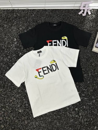 芬迪Fendi印花Logo宽松休闲套头重磅圆领山系情侣款透气短袖T恤 男女同款 标志性的Fendi Logo印花醒目吸睛，与趣味图案巧妙结合，碰撞出独特的时尚火