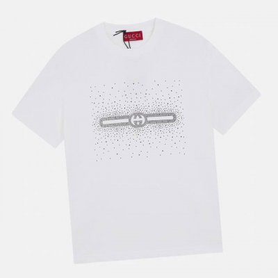 古驰 Gucci 夏季新品 经典腰带烫钻圆领短袖T恤，这款以针织棉匠心打造，巧妙缀饰互扣式水晶贴花。偏厚使整体高透气和柔软性，男女同款采用24S特纺紧密棉面料，