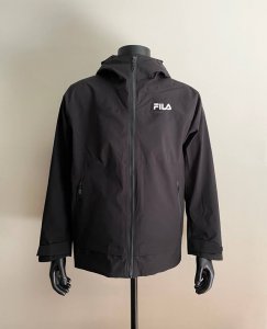 230 Fila 斐乐早春新款户外防风水透气轻量冲锋衣 户外三防！高端必入 三层压胶技术，防风雨，防静电，抗撕耐磨！ 做到了即轻量，又具备很好的三防效果，轻松应