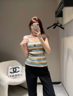 Chane* 25Ss早春新款 镂空条纹针织吊带背心丨独家高版出品！定制羊毛针织材质 质感高级舒适 通体明亮色系条纹竖坑条肌理交织 配合胸前双C立体徽标图案 更