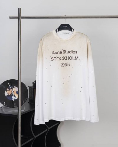 款号Ac03 Acne Studio 1996徽标印花烫钻棉质长袖T恤衫 此款长袖T恤采用休闲版型，中性风格，衣长至臀部。饰有 Acnestudios 1996