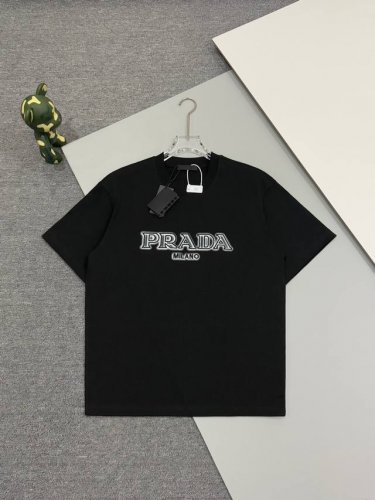 高品质 prada 普拉达胸前刺绣直喷新款T桖 25Ss春夏新品 胸前数码直喷后采用万针刺绣 后幅破旧三角图案 采用环保染料 无甲醛 对身体无危害 采用32支2