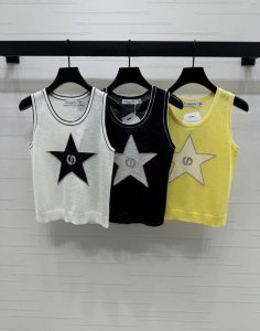 上新原端高端品质 Dio* 2025春夏新款系列 星星针织背心 定制羊毛纱线织造 质感高级 舒适柔软 圆领背心上衣剪裁 密实针织细腻凸显品牌质感 领口撞色螺纹包