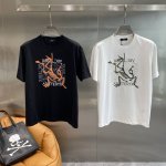 鸟家 Arc‘Teryx短袖 黑色简约大气，是永远不会出错的经典色调。正面的图案设计超吸睛，橙色线条勾勒出的形象，搭配白色的品牌字母，在黑色的衬托下格外醒目，充
