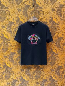 主推！ 范思哲25Ss春夏新款首发专柜最新款短袖圆领T恤 高端订制 设计前卫时尚！品牌Logo重工艺设计 高端定制240克面料.手感柔软.穿着舒适.专柜级别精致