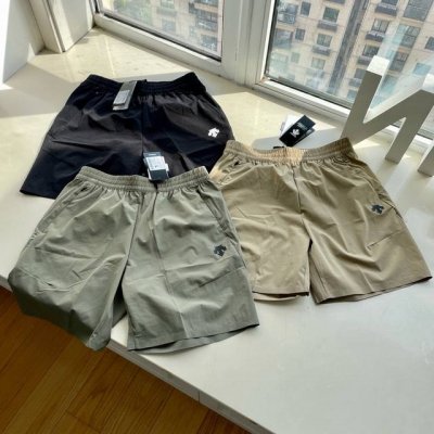 descente 迪桑特24Ss夏季速干新款运动拼接短裤！ 定制冷感面料 男子速干运动拼接短裤，采用Schematech冷感纱线面料，透气性强，适合各种环境，跑