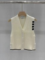 P300上新 Thom Browne 经典四条纹开衫背心 纯羊毛针织马甲 码数：36、38、40