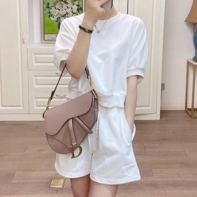 码数：S-M-L-Xl 颜色：白色 面料：棉 触感舒适，亮眼时尚吸睛，衬托优美轮廓 富有休闲气息的纯白青春配色设计，显瘦亮眼 下身是小短裤搭配，显高显瘦 整体时