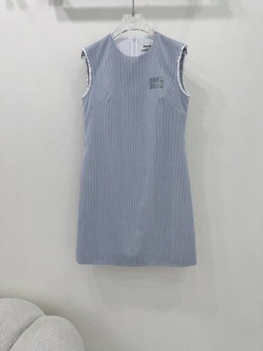 Miumi*25夏季新款满背心裙 经典微收腰H板型 马卡龙条纹 超级适合夏日的颜色 胸前饰以Miu贴布点缀以标志提升格调 版型百搭不挑人 做工品质看细节 上身修