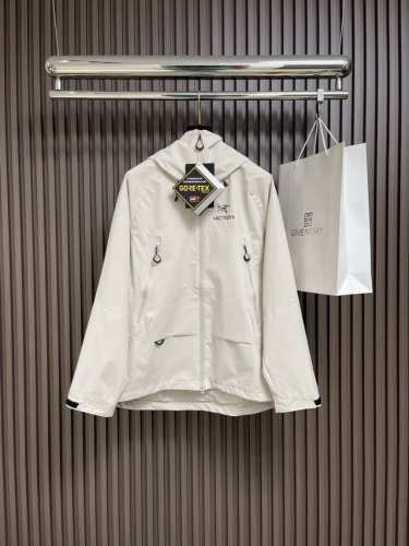 Arcteryx 始祖鸟 Alpha 第六代科技面料冲锋衣外套，乘风入境 直面而行！上身零负担！醉经典的Sq Hoody系列 真正的户外多样化功能性与颜值设计都