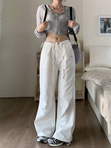 露露Lululemon 酷Girlbi备，拯救梨型身材的神*裤 超宽松的工装版型将随性风拉满 腰头可调节松紧带抽绳+系绳设计 任意调节腰围穿着超舒适 脚口加入了