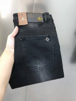 P240 Lv 路易威登2025早春新款男士修身小脚牛仔裤 官网同步简洁时尚 爆款 高端定制 原单狠货 后裤袋Logo标设计 定制进口丹宁水洗牛仔纯棉面料 原版