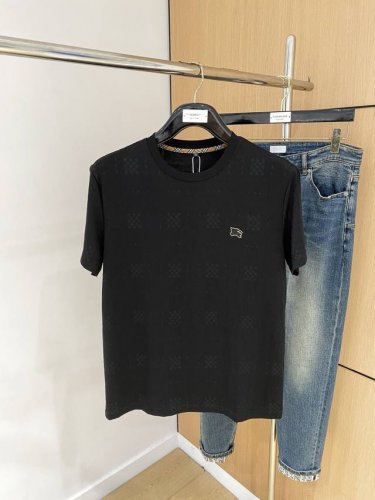 巴宝莉25Ss春夏 新品 定制蚕丝面料丝滑透气！时尚经典圆领短袖时尚单品设计，更加时尚舒适，高标准定制，上身非常有型，胸前品牌经典Logo 图案 客供辅料，客供