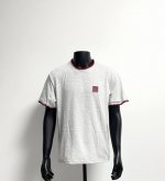 Loewe 罗意威编织皮标定制短袖Tee 面料采用260克重精梳棉，定制32支1*1螺纹，成衣两遍水洗处理，面料舒适亲肤无异感，定制定染面料，纺织密度高，垂感佳