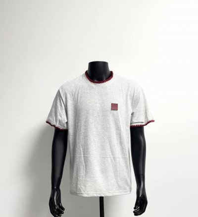Loewe 罗意威编织皮标定制短袖Tee 面料采用260克重精梳棉，定制32支1*1螺纹，成衣两遍水洗处理，面料舒适亲肤无异感，定制定染面料，纺织密度高，垂感佳