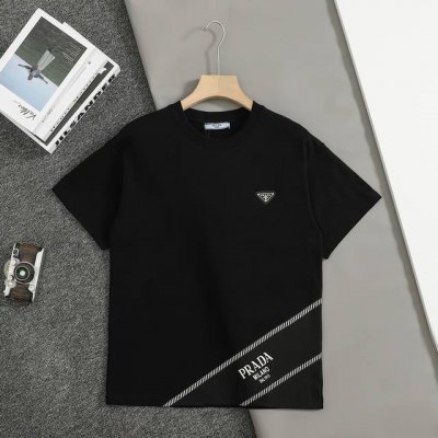顶级复刻版本 Prada 普拉达经典 拼接字母印花金属三角标圆领短袖T恤 原版定制320克面料 官方同款 同缸染面料 手感非常舒服 春夏最新砖柜同步 时尚又个性