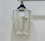 迪奥风尚，简约不凡 迪奥Dior短袖，金色线条勾勒条纹，口袋饰以五角星印花，低调奢华，短袖设计清爽利落，尽显女性优雅气质。Sml现货供应