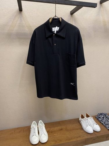 Mm6马吉拉风格短袖T恤polo衫 实拍 此款polo衫定位是基础日常通勤 面料采用定织定染240G维斯棉 活性黑染色面料不易掉色 高温前处理预缩 高温预缩处理