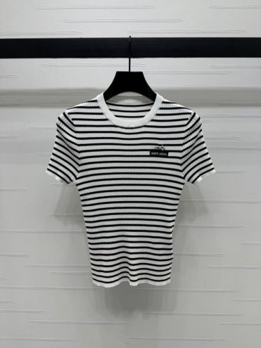 上新原单高端品质 Miumi*2025春夏最新系列！撞色条纹针织短袖！定制羊毛纱线织造 质感高级舒适 针织短袖剪裁 前襟纽扣半开襟随心调节 大身黑白细条纹交织胸