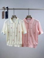 小香 花朵Polo领短袖 5%羊毛：具有柔软、弹性好、轻盈等特点 10%锦纶：使衣物具有蓬松特性 85%聚酯纤维：聚酯纤维抗皱、保形性好，快干耐磨 半开式Pol