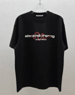 Alexander Wang圆领T恤 独家上新， 灵蛇献瑞 舞动 300克全棉双股精纱面料。 宽松のS版型裁剪 符合当下的潮流审美，大大地 一件包容性强，随意上