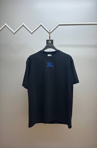 款式 Bbr 巴宝莉短袖T恤 面料 300克重双纱100%棉 罗纹 320克重索络纳1*1潮牌 工艺 进口机刺绣战马Logo 颜色 黑色 白色 尺码S Xxl