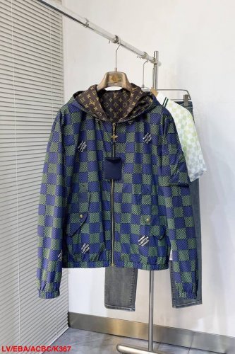 K367 Lv路易威登 25Ss新款双面防风夹克出自 2025 春夏秀场，以摩登视角诠释 Damier 格纹，翻转即现全幅 Monogram 图案。飞机造型金属