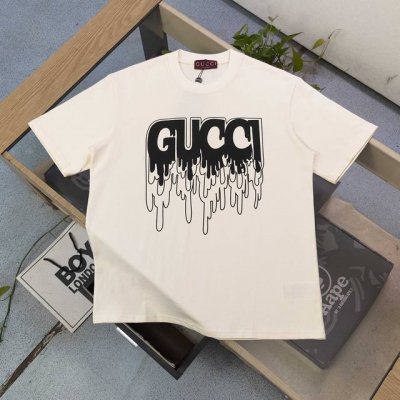 高版本 2025新款Gucci古驰字母融化图案Logo印花休闲情侣圆领短袖T恤，采用32支双纱精梳纯棉爽滑手感，纯棉不起球不起毛，面料厚度270克重，单件重量2