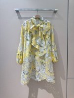 Z*I*M*M新品推荐 黄色花卉图案镂空刺绣细节系带领连衣裙 选用亚麻面料制成，采用V领型，领口系带设计，点缀别致的镂空刺绣细节，下摆饰有精巧的贝壳花边，诠释了