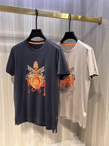 型号Hm016#，爱马家 2025春夏最新马车马具印花男士圆领T恤衫，胸前极具代表性的马车马具图案，带着浓浓的复古风味，高贵而优雅，又充满灵性，经典桔色点缀，带