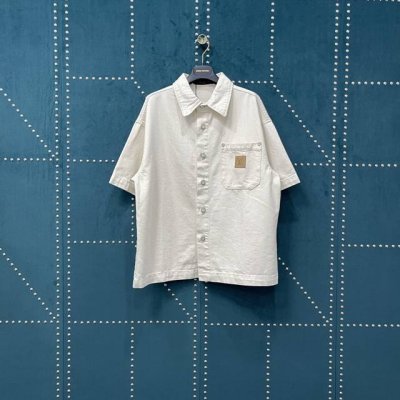 路易威登 1V 25Ss 员工限定法语印花牛仔短袖衬衫 轻奢主义 男女日常通勤穿搭必备单品 正确版本 欢迎对比 详细特征 采用7×7支精梳赛络纺纱斜纹牛仔面料