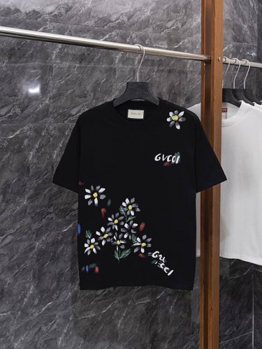 款号J31 Gucci 古驰印花圆领短袖T恤 1:1对版面料280克毛圈高克重百分百纯棉 提前做过预缩水1 1双纱洗一辈子都不会变形的 男女同款 官网细节 字母