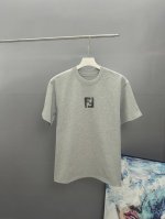 Fendi芬迪 刺绣款 2025春夏经典圆领短袖T恤采用280克双纱精棉，衣服偏厚使整体高透气和柔软性，高版本，三标齐全！男女同款 颜色：白色 黑色 灰色 -尺