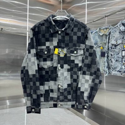 Lv 棋盘格马赛克格纹牛仔外套夹克 本款牛仔外套出自 2025 春夏时装秀，以水洗 Damoflage 提花图案展现渐变层次。Marque L. Vuitton