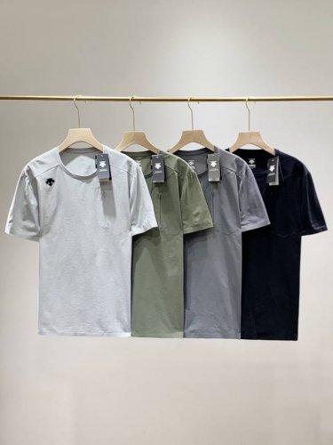 迪桑特透气速干男子短袖 官网同步 门店在售 面料采用的是最新型中空吸湿排汗功能材料，面料的底部采用导槽式结构，出汗时更好的蒸发汗水，不贴皮肤 防紫外线指数U p